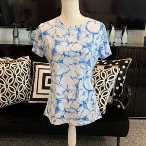 Sofibella. LargeBlue Marble Print Short Sleeve Women's Top